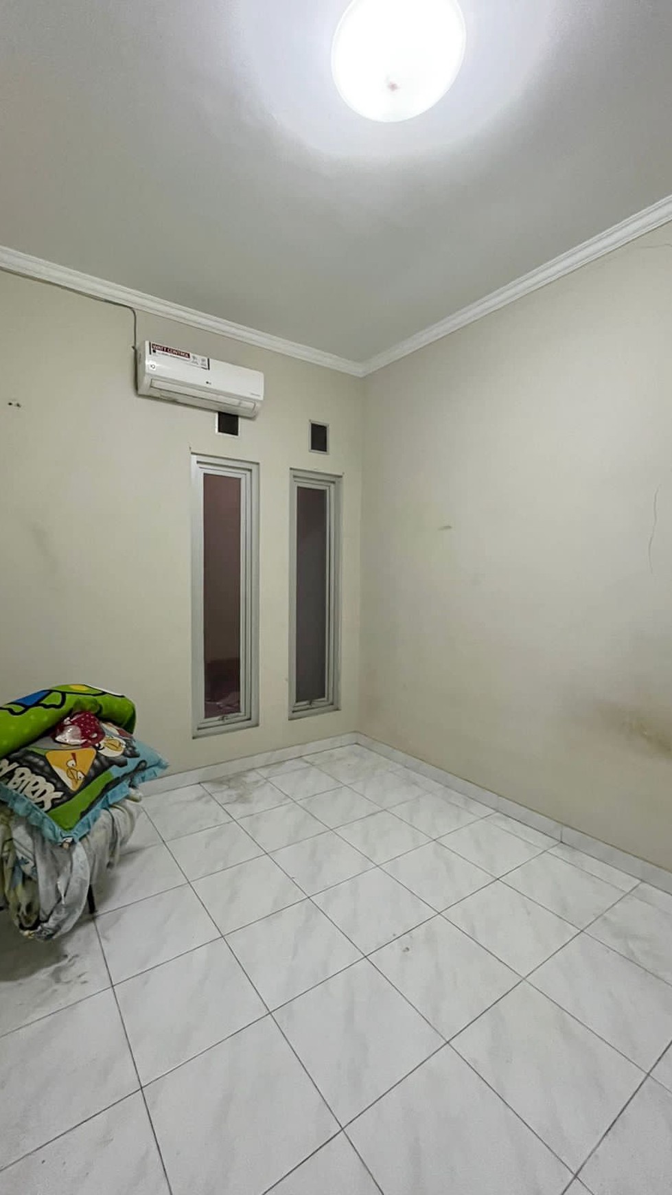 Dijual Cepat Rumah 2 1/2 Lantai di Komplek Green Garden, Jakarta Barat