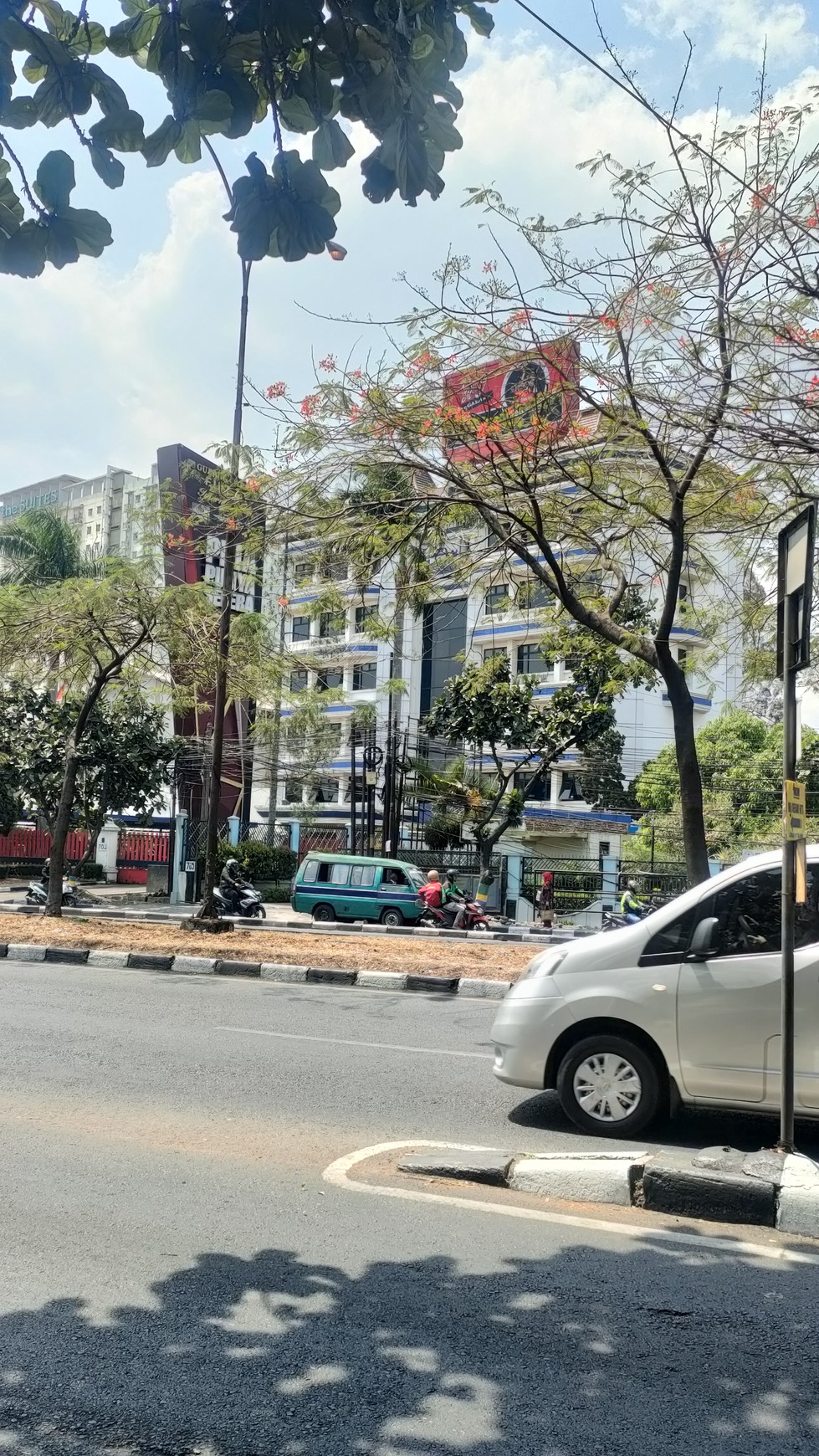 Kantor dan  Gudang di Soekarno-Hatta  luas 3500m2, kondisi masih bagus, untuk gudang distribusi,  lokasi strategis