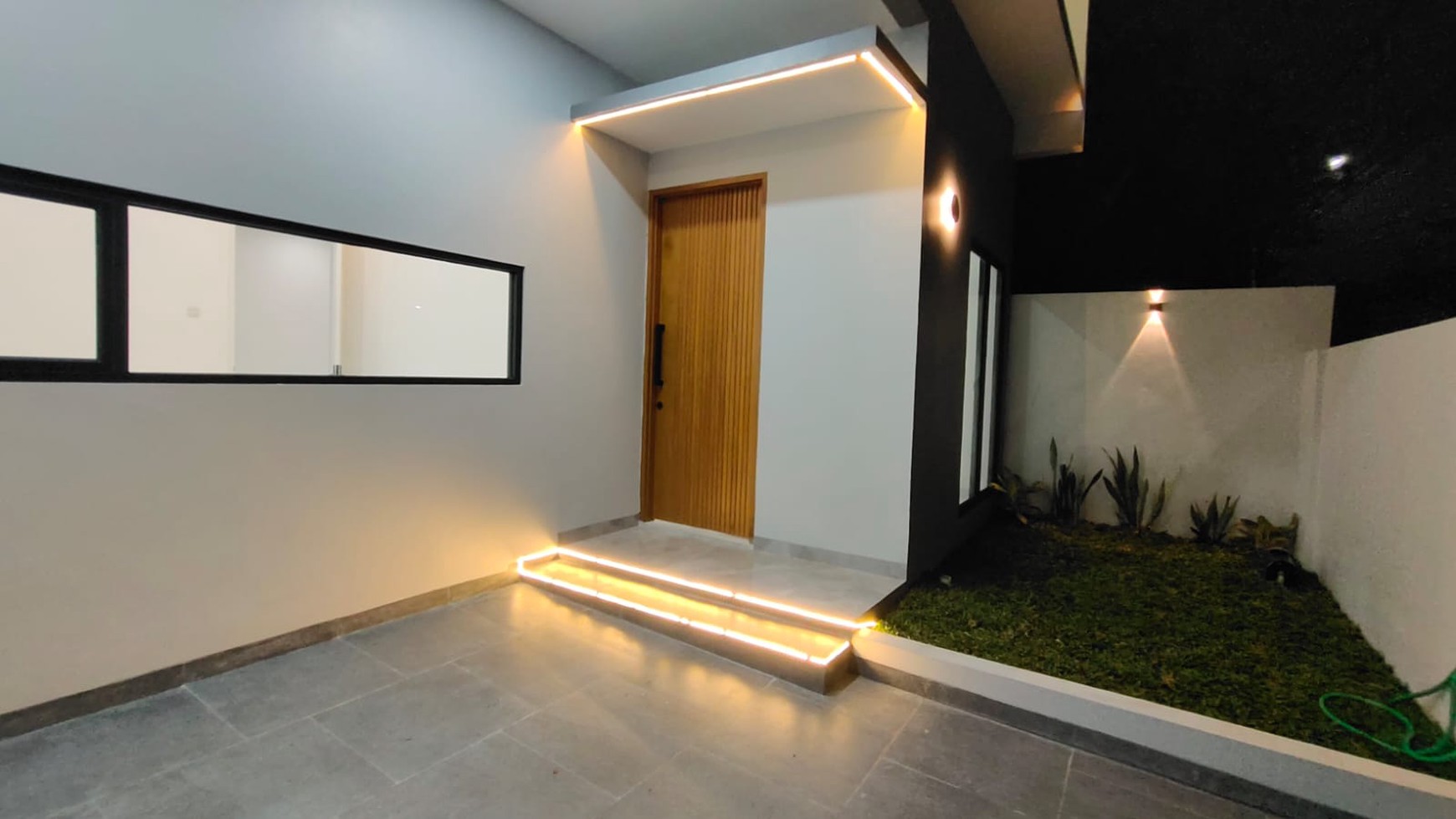 Jarang ada. Rumah modern Nusa Loka BSD harga oke.
