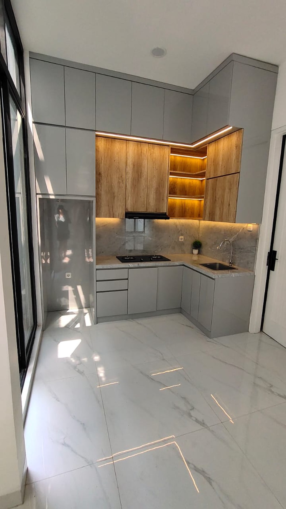 Jarang ada. Rumah modern Nusa Loka BSD harga oke.