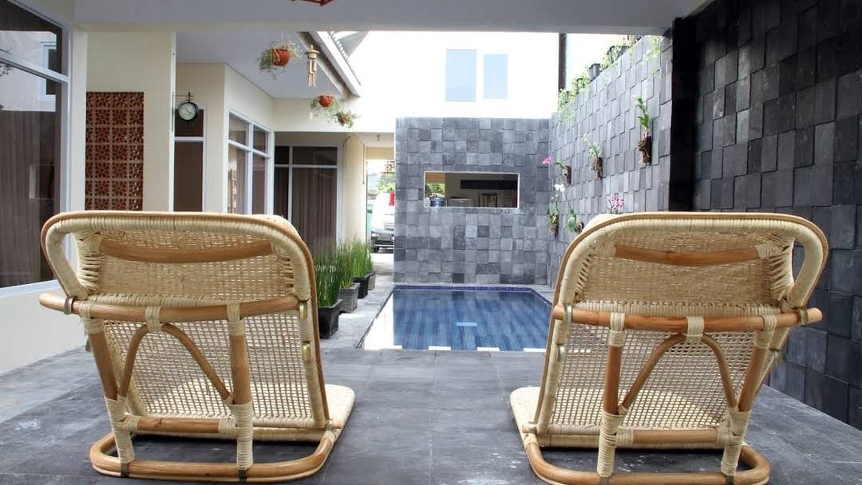 TANAH BONUS BANGUNAN RUMAH FULL FURNISH, HANYA BEBERAPA LANGKAH DARI AMBARUKMO PLAZA