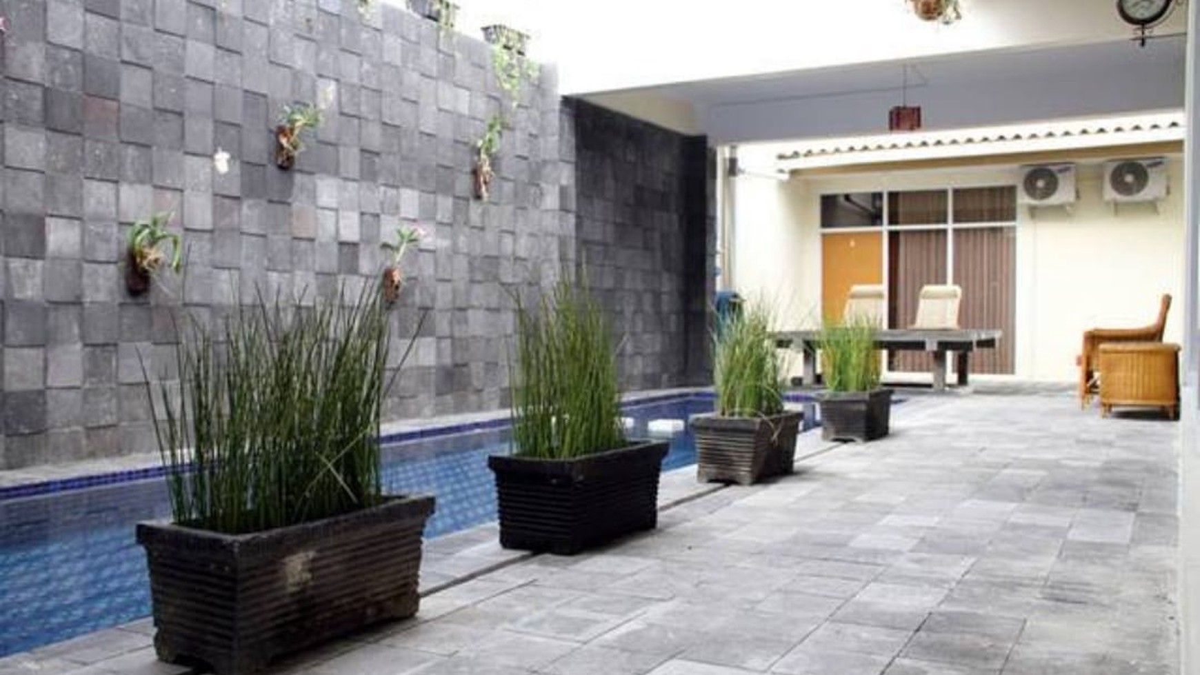 TANAH BONUS BANGUNAN RUMAH FULL FURNISH, HANYA BEBERAPA LANGKAH DARI AMBARUKMO PLAZA