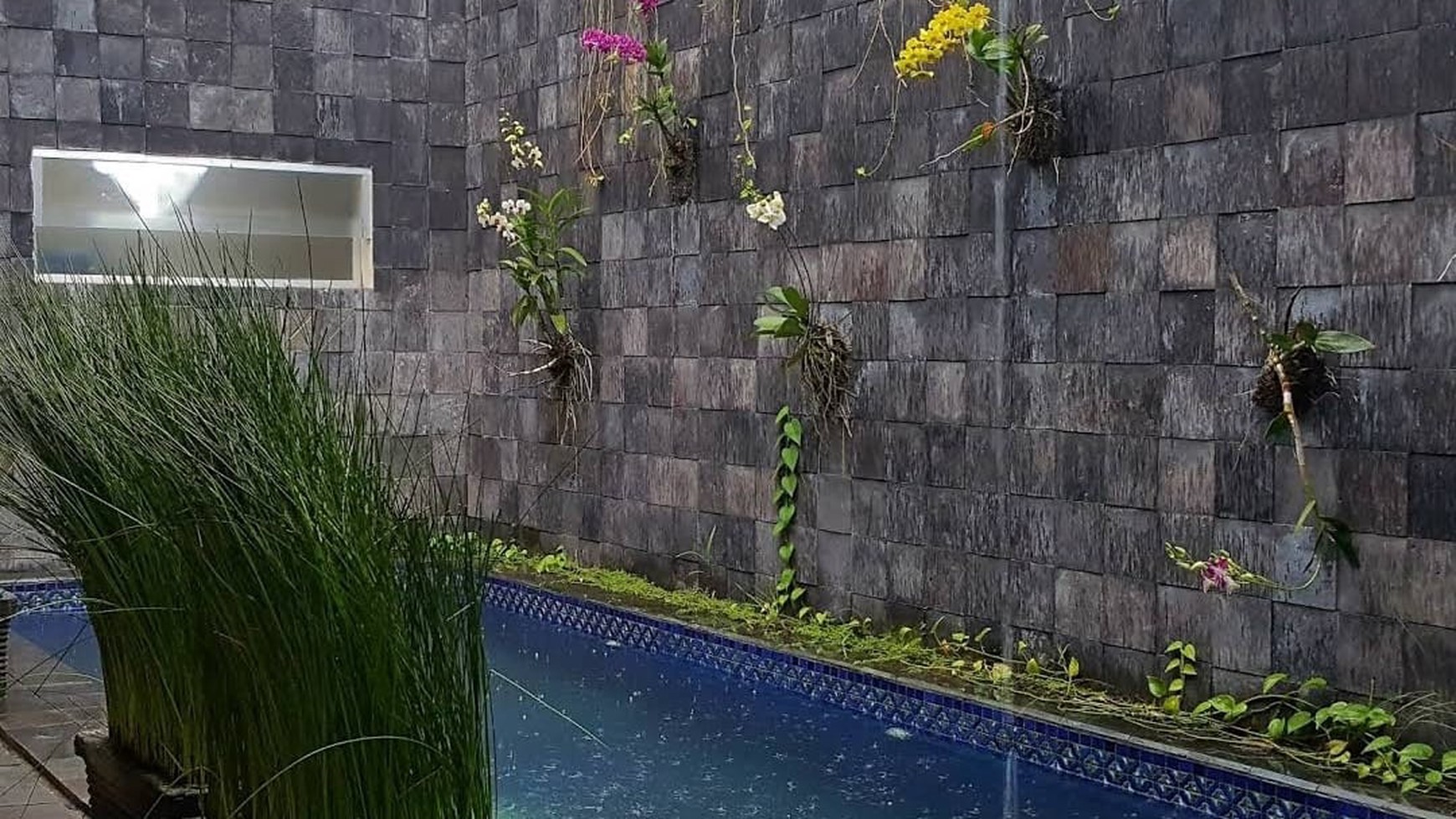 TANAH BONUS BANGUNAN RUMAH FULL FURNISH, HANYA BEBERAPA LANGKAH DARI AMBARUKMO PLAZA