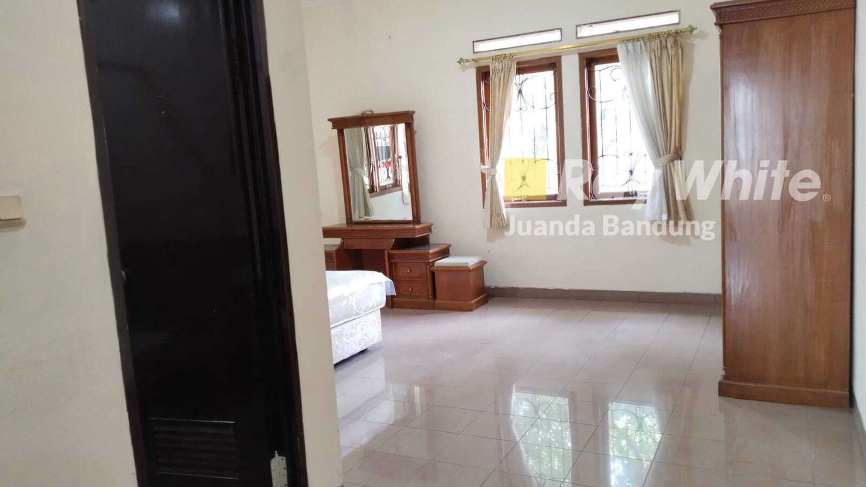 Langka! Rumah terawat FULL Furnished!! Baru di renovasi kembali