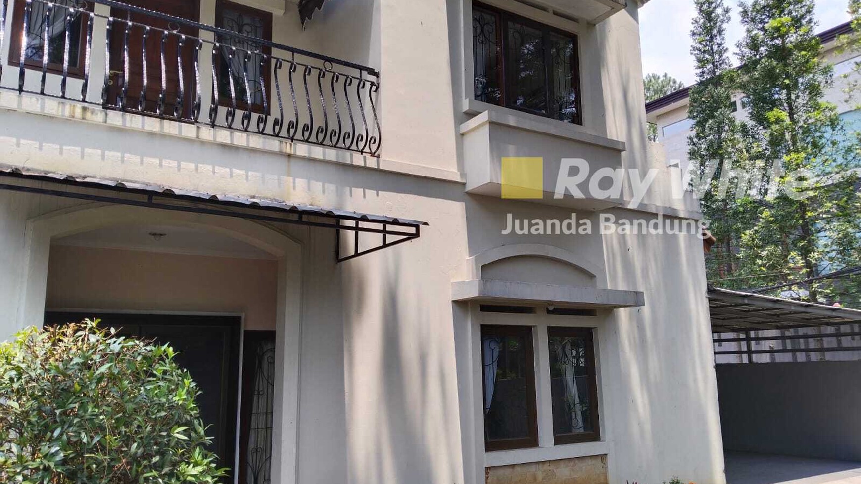 Langka! Rumah terawat FULL Furnished!! Baru di renovasi kembali