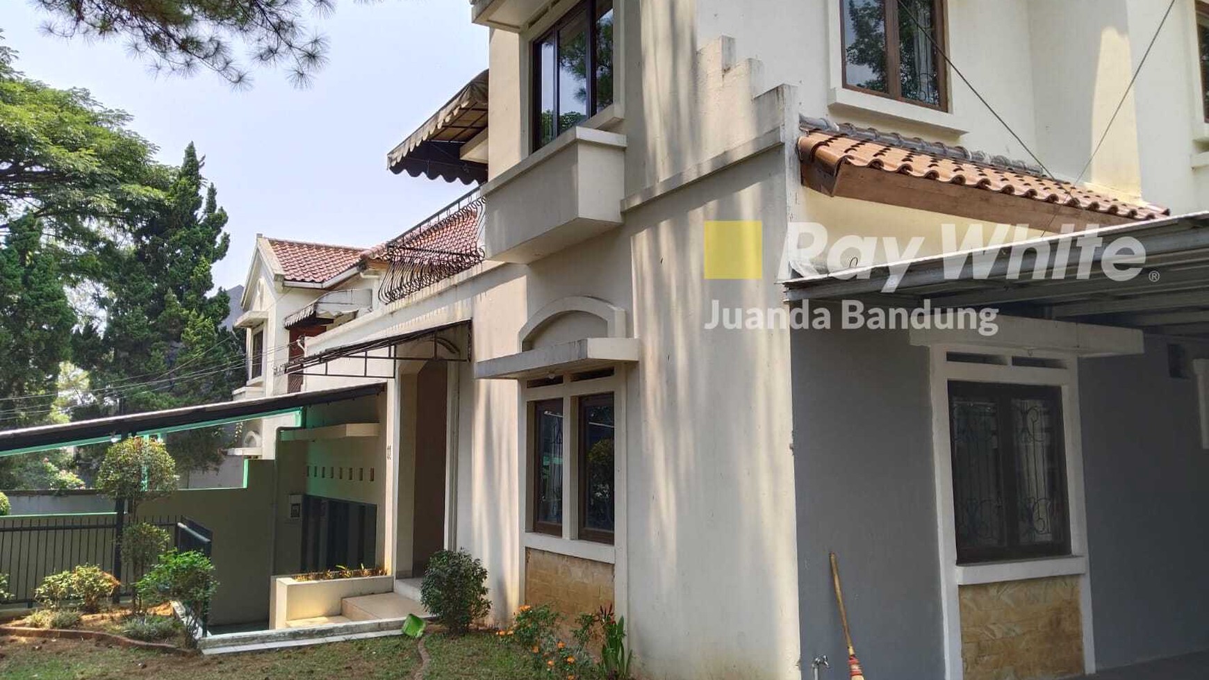 Langka! Rumah terawat FULL Furnished!! Baru di renovasi kembali