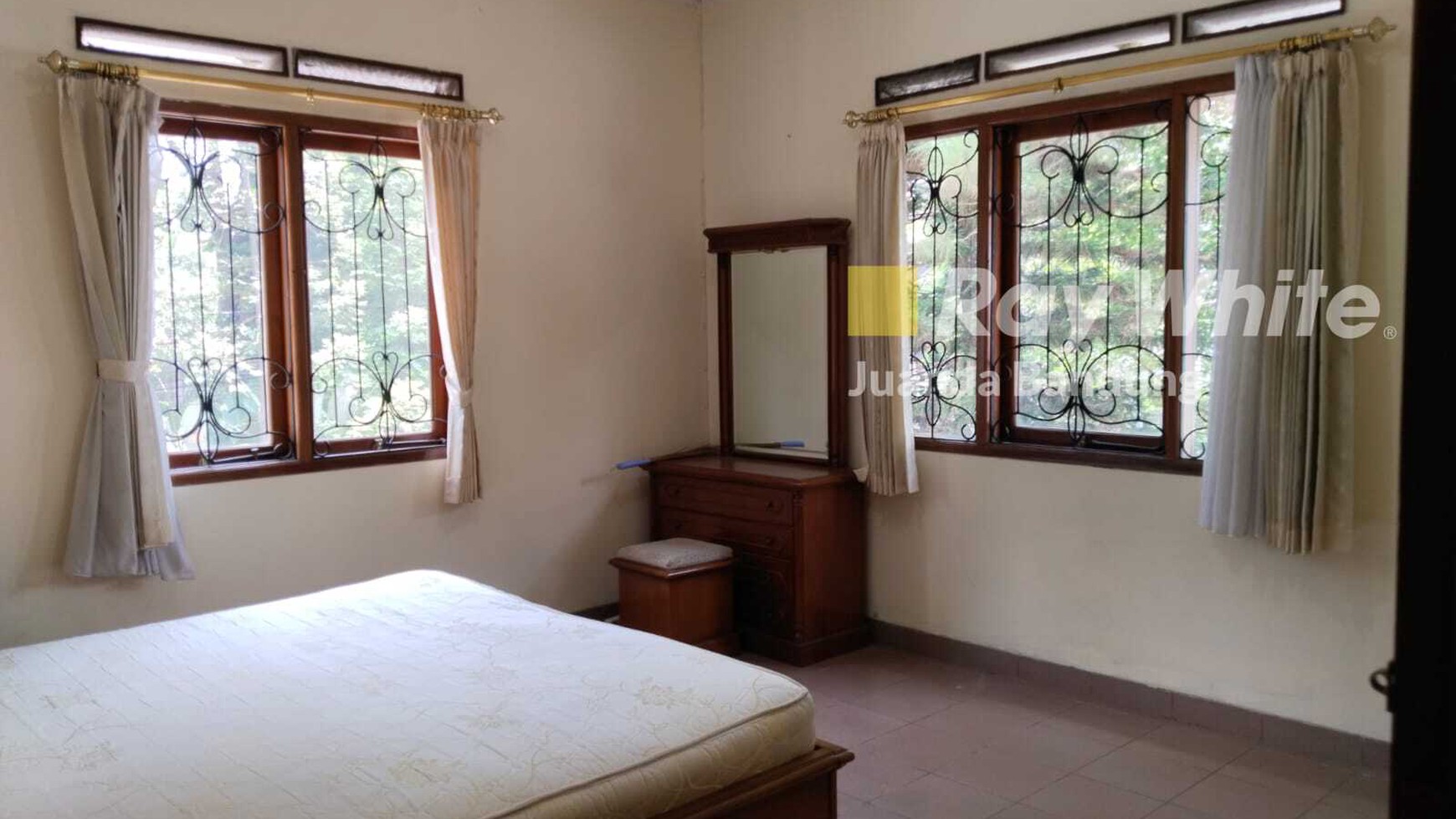 Langka! Rumah terawat FULL Furnished!! Baru di renovasi kembali