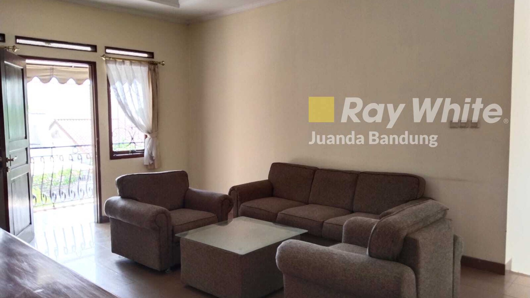 Langka! Rumah terawat FULL Furnished!! Baru di renovasi kembali