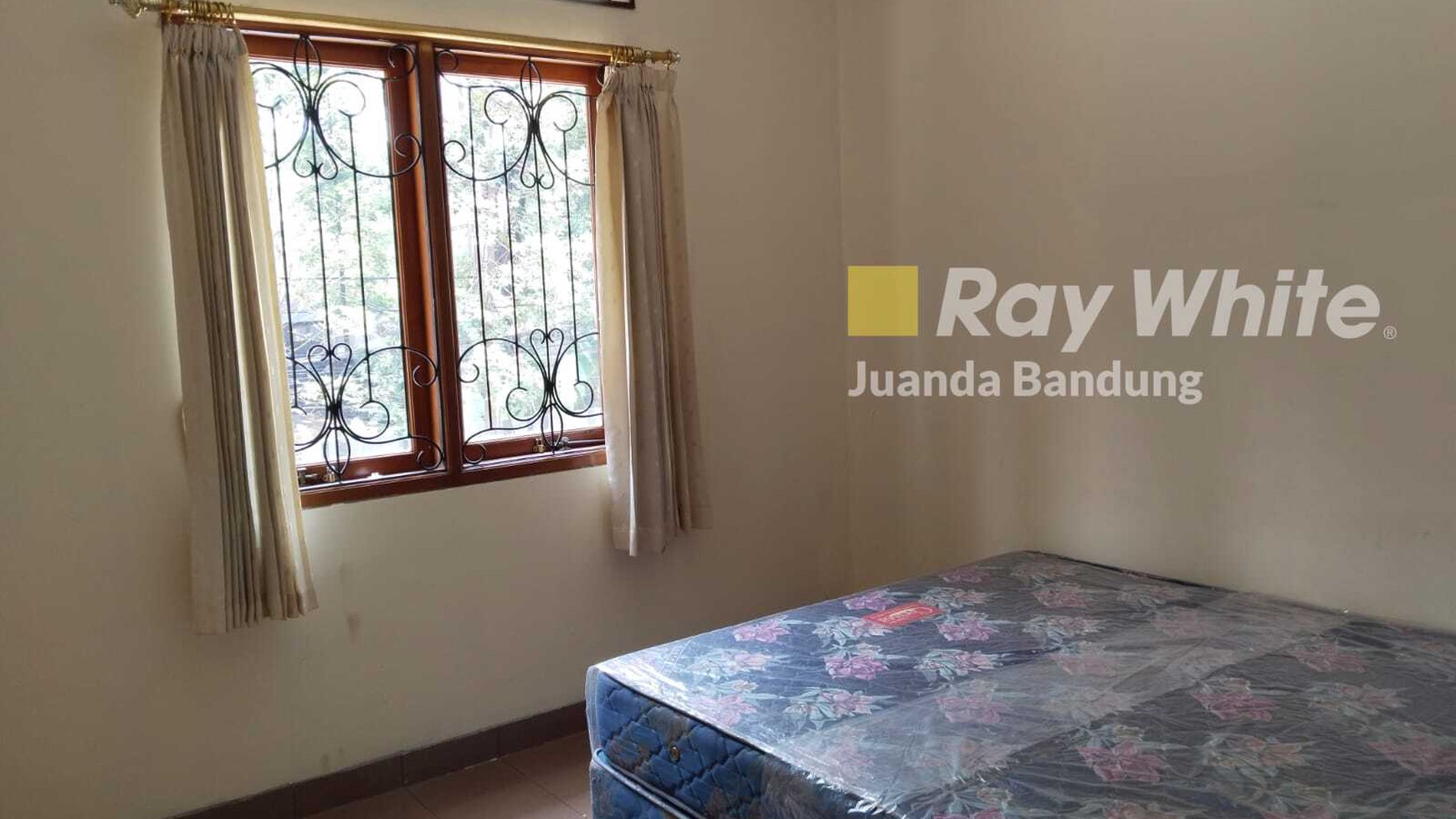 Langka! Rumah terawat FULL Furnished!! Baru di renovasi kembali