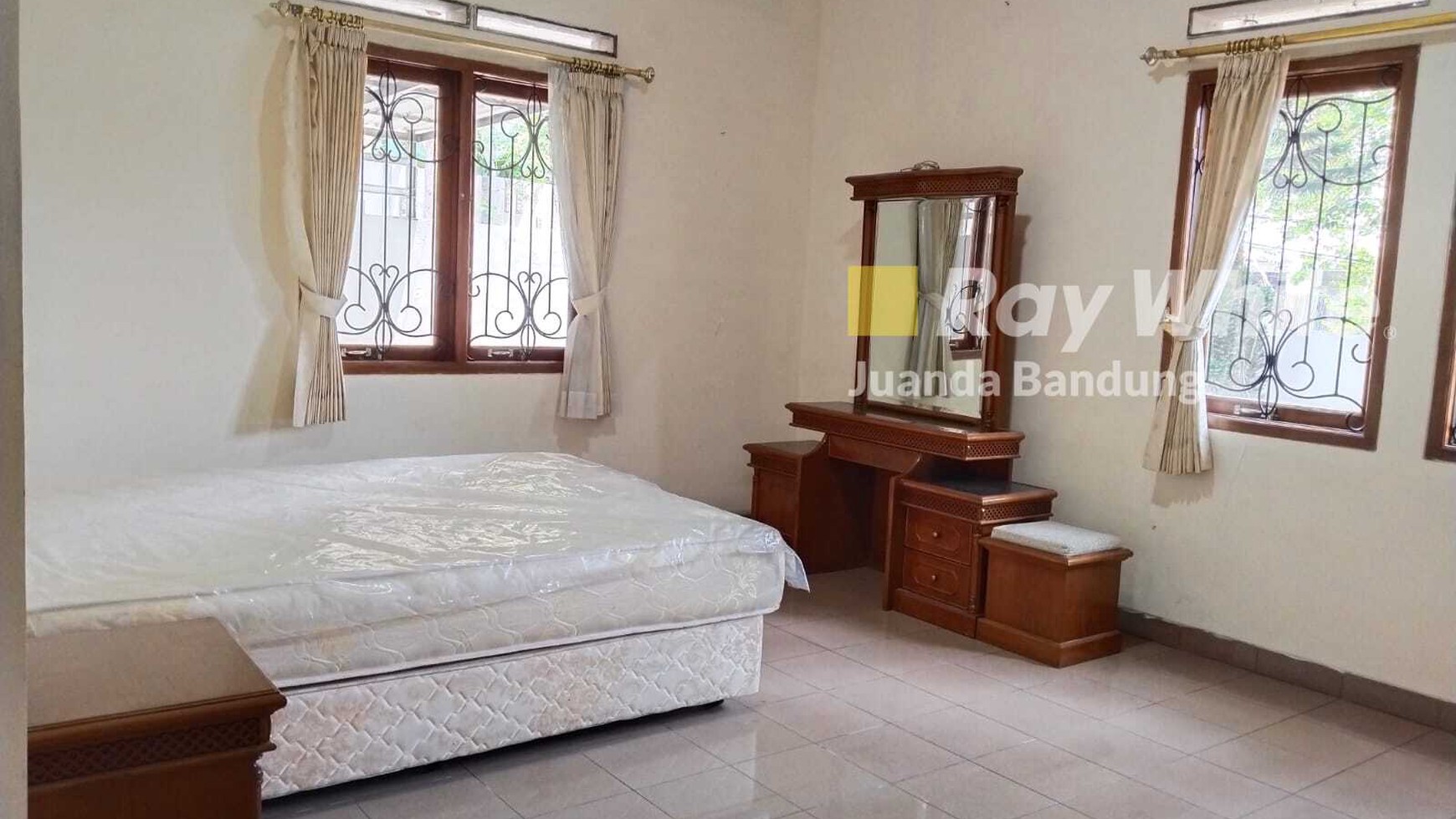 Langka! Rumah terawat FULL Furnished!! Baru di renovasi kembali