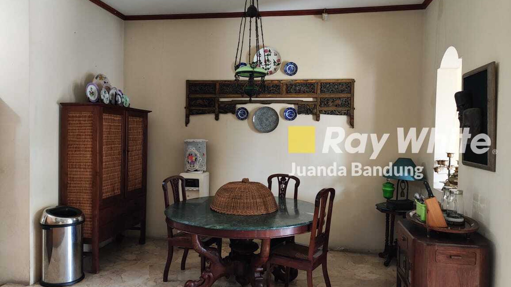 RUMAH CANTIK DAN STRATEGIS! Rumah 2 Lantai Alamanda Dago, Siap Huni!