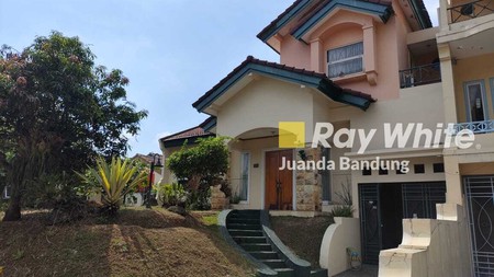 RUMAH CANTIK DAN STRATEGIS! Rumah 2 Lantai Alamanda Dago, Siap Huni!