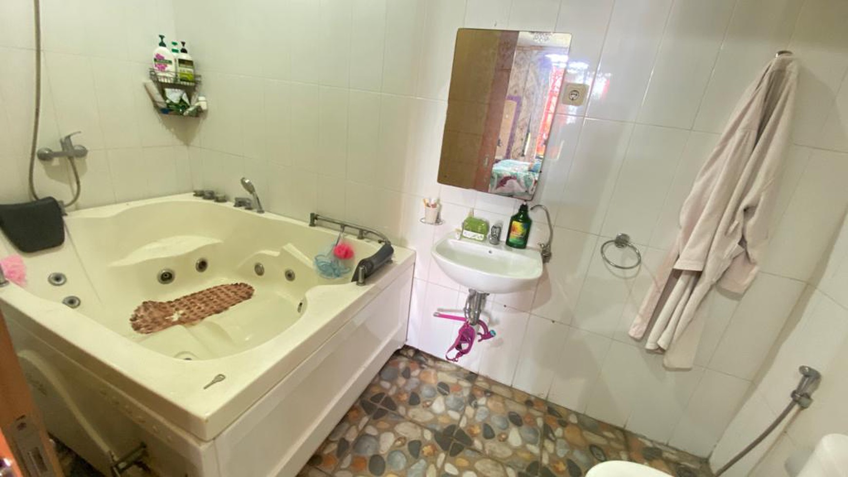 Jagakarsa Luas 112, Rumah Modern Tropis jalan lebar