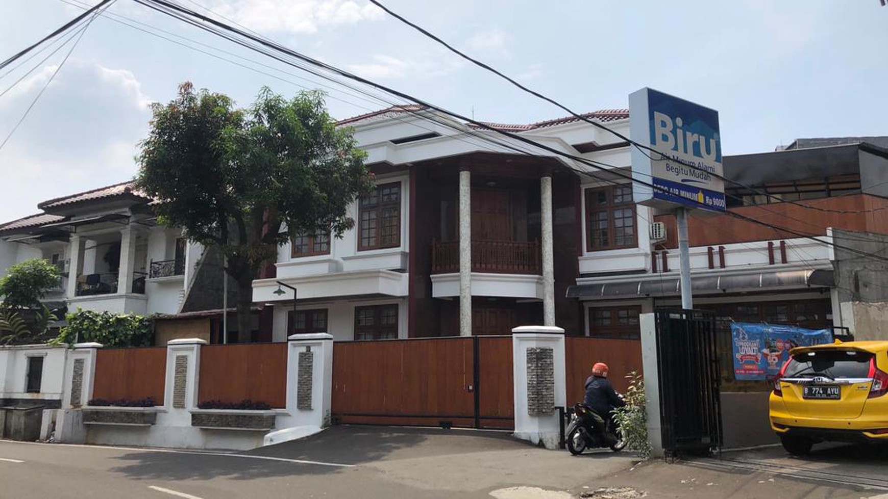 Rumah yang berada area ramai ruang usaha di Jl Tebet Timur Tebet , Jakarta Selatan 