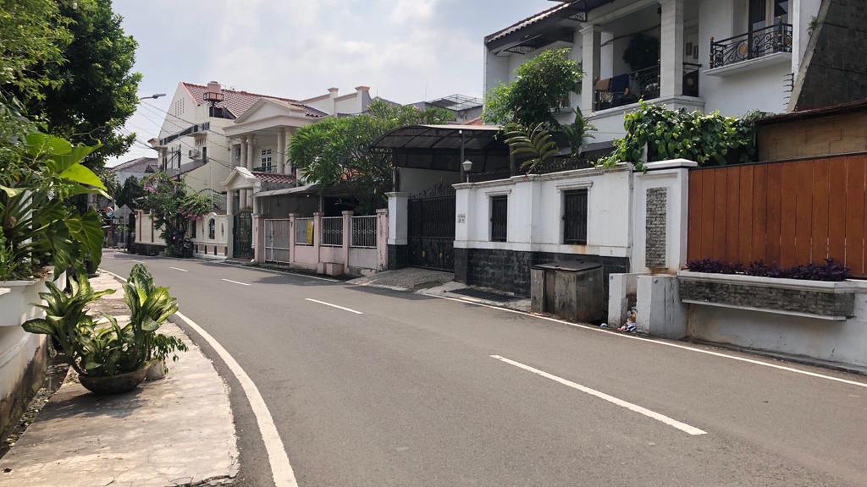 Rumah yang berada area ramai ruang usaha di Jl Tebet Timur Tebet , Jakarta Selatan 