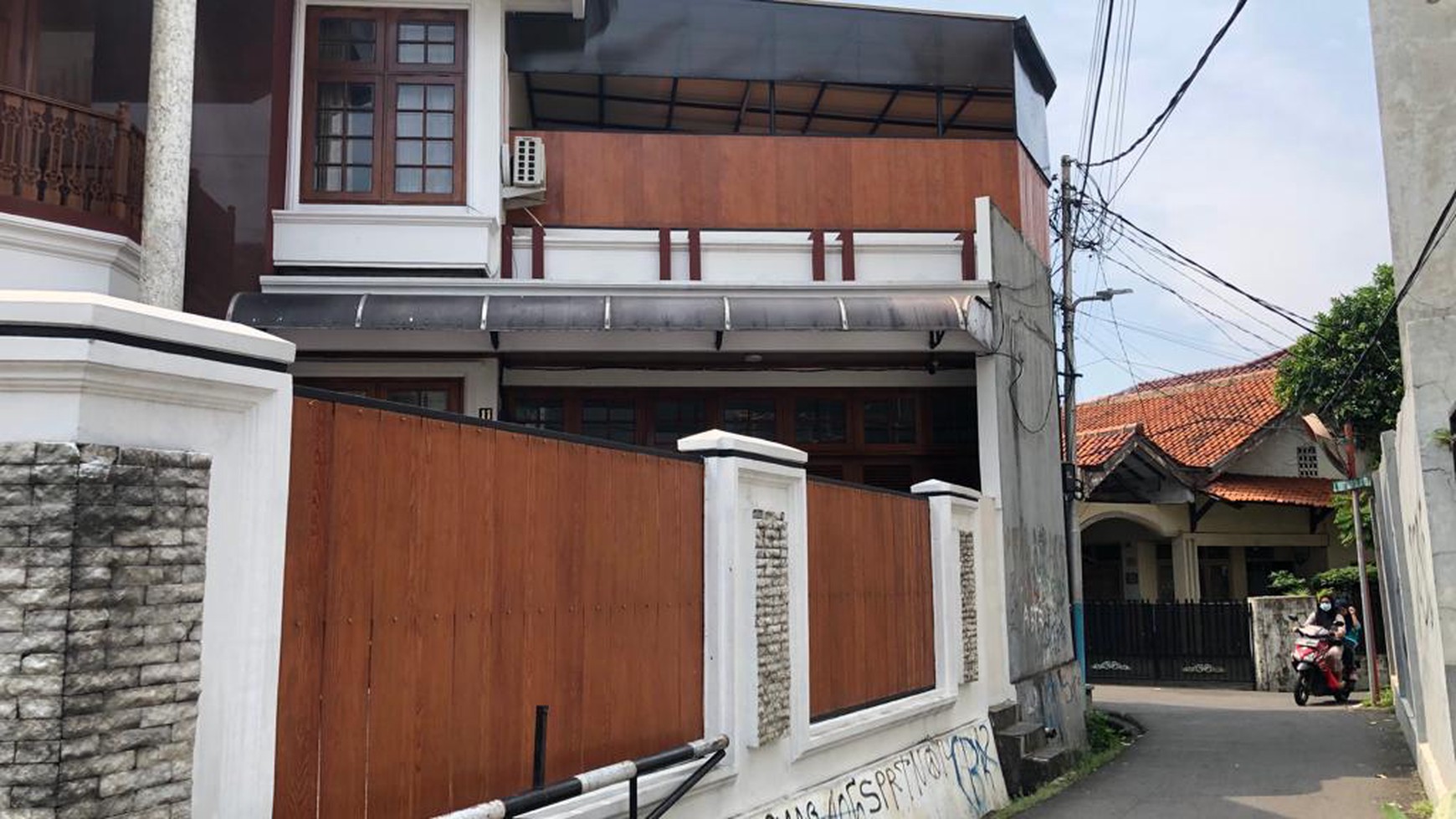 Rumah yang berada area ramai ruang usaha di Jl Tebet Timur Tebet , Jakarta Selatan 