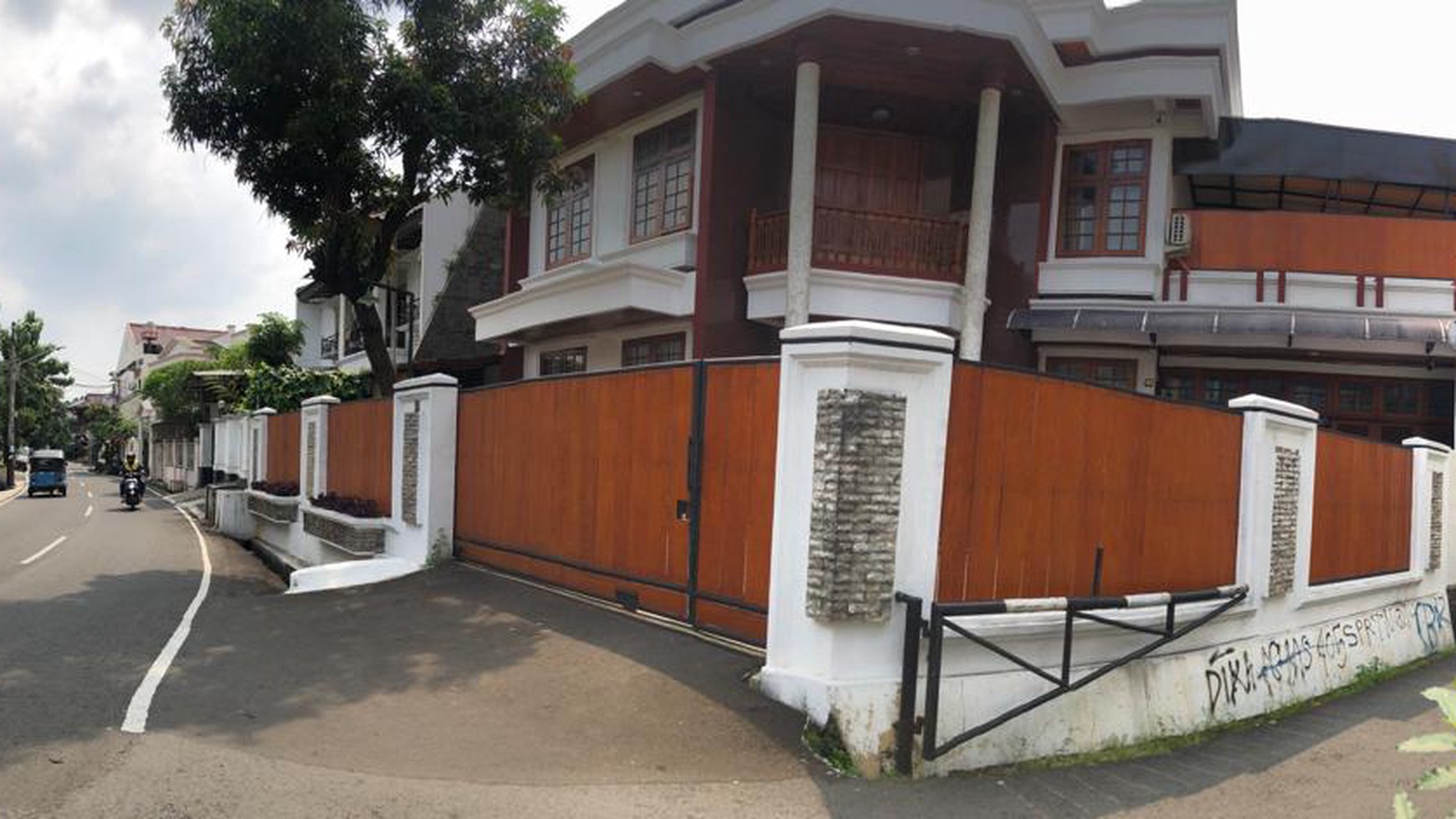 Rumah yang berada area ramai ruang usaha di Jl Tebet Timur Tebet , Jakarta Selatan 