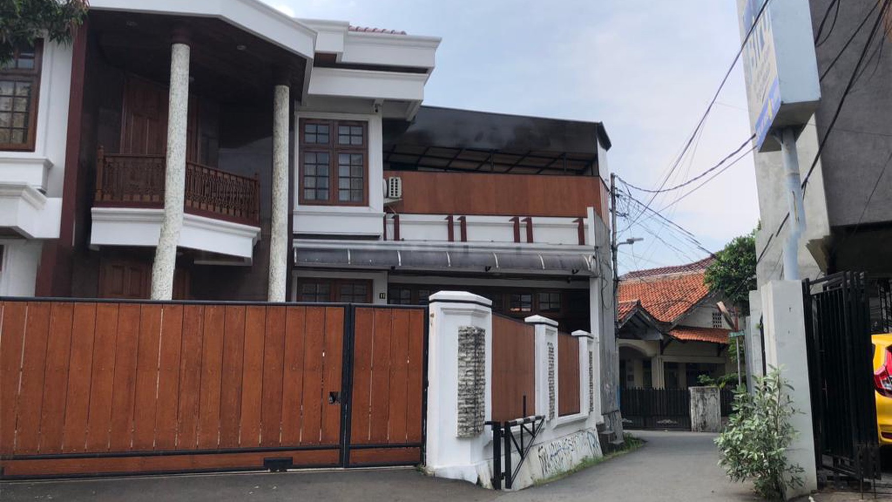 Rumah yang berada area ramai ruang usaha di Jl Tebet Timur Tebet , Jakarta Selatan 