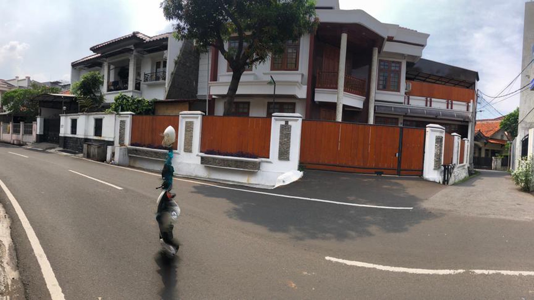 Rumah yang berada area ramai ruang usaha di Jl Tebet Timur Tebet , Jakarta Selatan 