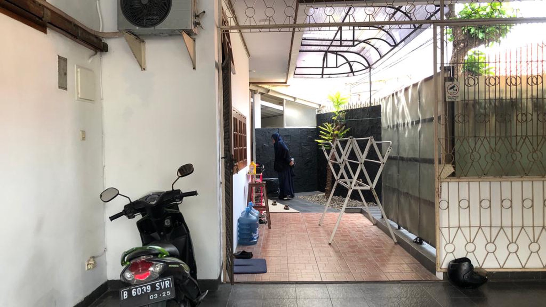 Rumah yang berada area ramai ruang usaha di Jl Tebet Timur Tebet , Jakarta Selatan 