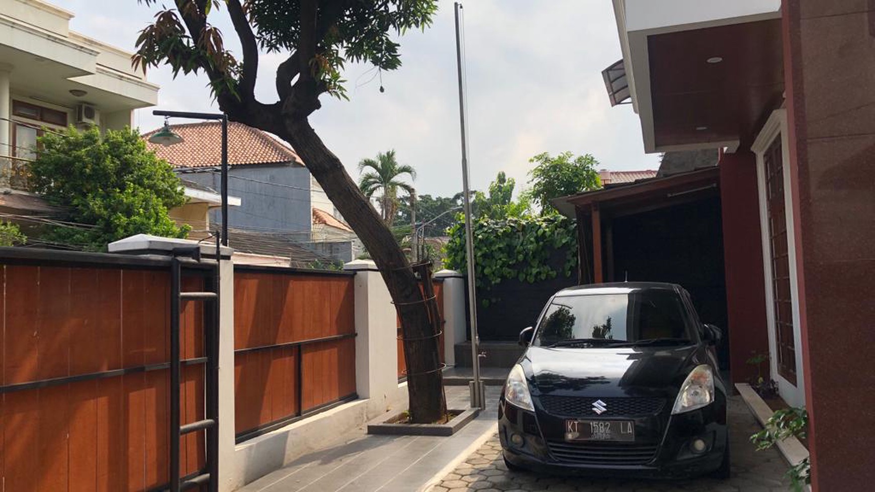 Rumah yang berada area ramai ruang usaha di Jl Tebet Timur Tebet , Jakarta Selatan 