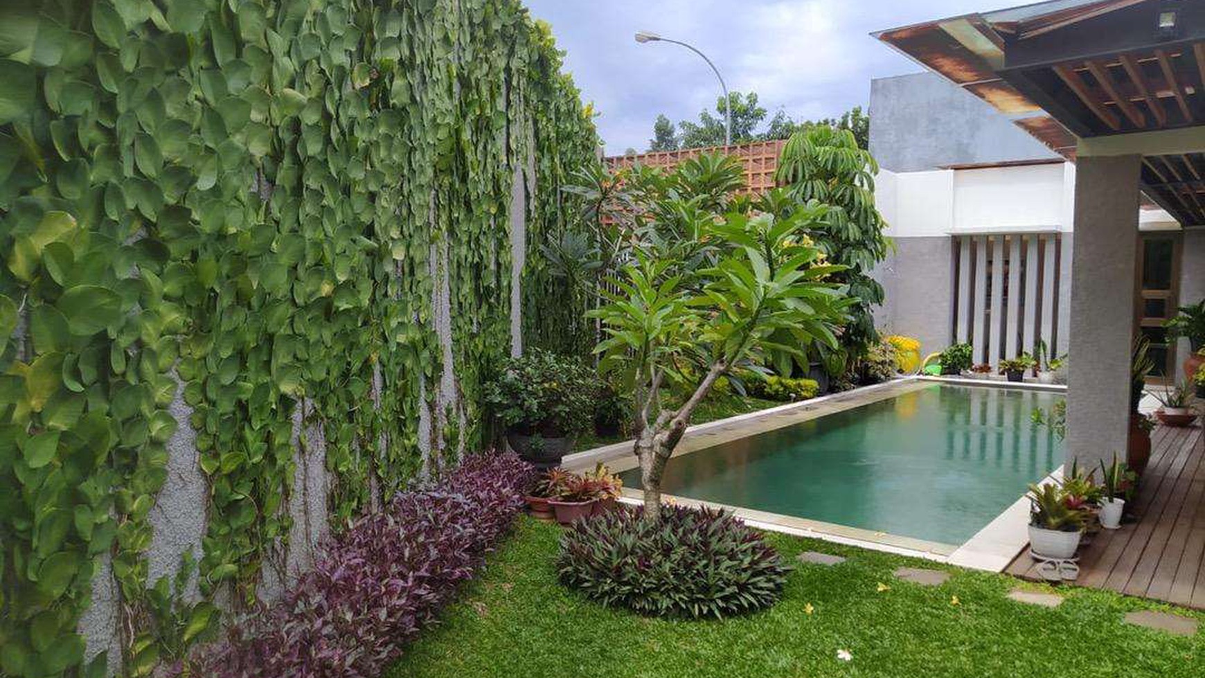 Jarang ada, runah bergaya villa dengan Kolam renang di Giri Loka BSD City