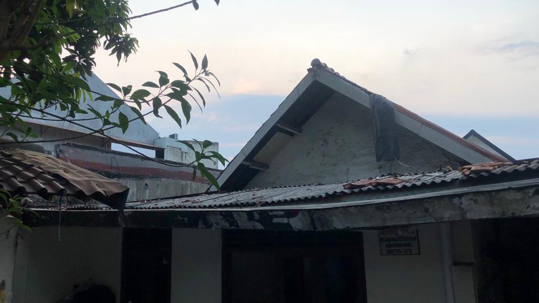 Rumah tua hitung tanah, lokasi strategis pinggir jalan cocok untuk usaha di Jalan Cikajang, Kebayoran Baru, Jakarta Selatan.