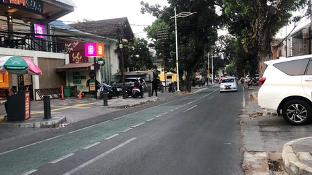 Rumah tua hitung tanah, lokasi strategis pinggir jalan cocok untuk usaha di Jalan Cikajang, Kebayoran Baru, Jakarta Selatan.