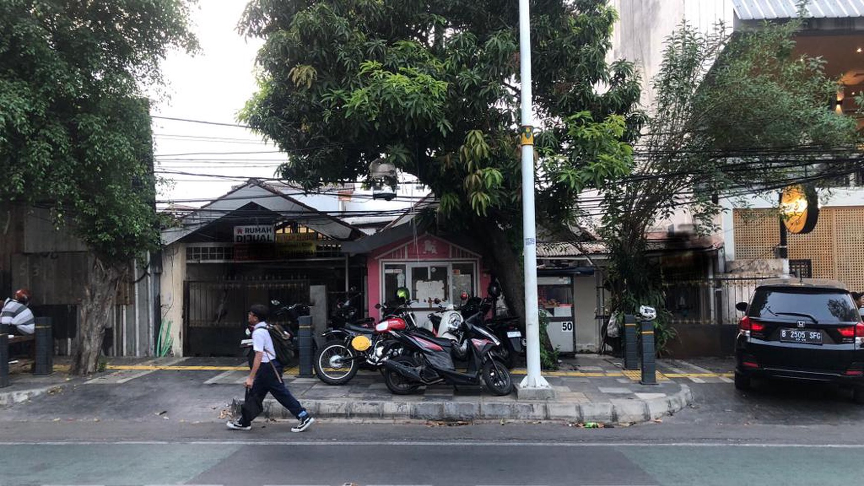 Rumah tua hitung tanah, lokasi strategis pinggir jalan cocok untuk usaha di Jalan Cikajang, Kebayoran Baru, Jakarta Selatan.