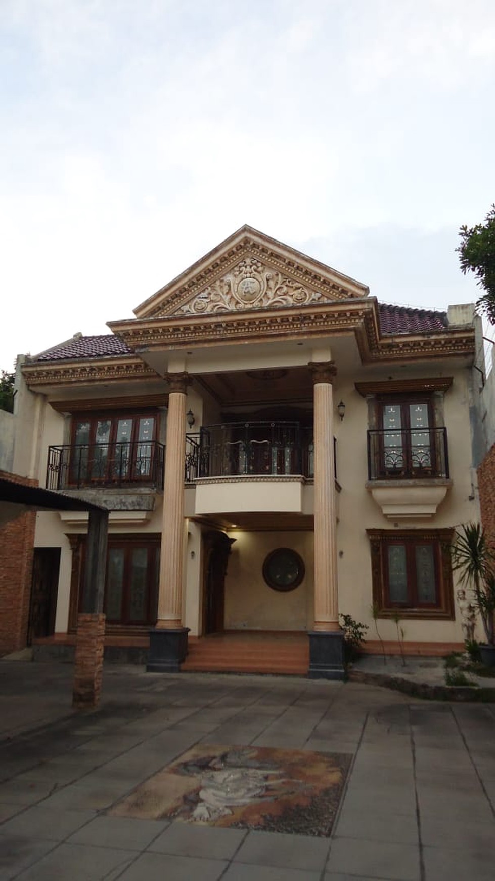 RUMAH MEWAH BERGAYA KLASIK JL. KADIROJO PURWOMARTANI, KALASAN, SLEMAN