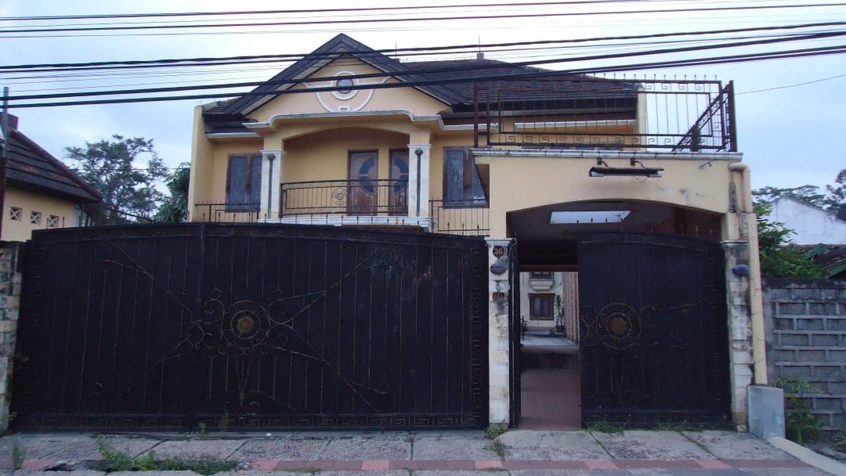 RUMAH MEWAH BERGAYA KLASIK JL. KADIROJO PURWOMARTANI, KALASAN, SLEMAN