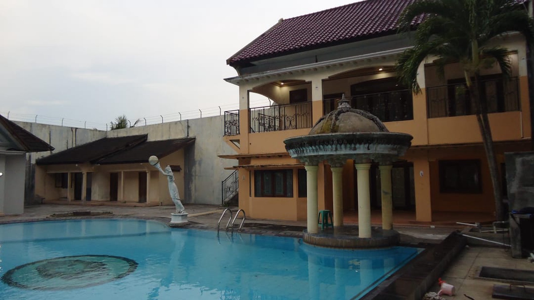 RUMAH MEWAH BERGAYA KLASIK JL. KADIROJO PURWOMARTANI, KALASAN, SLEMAN