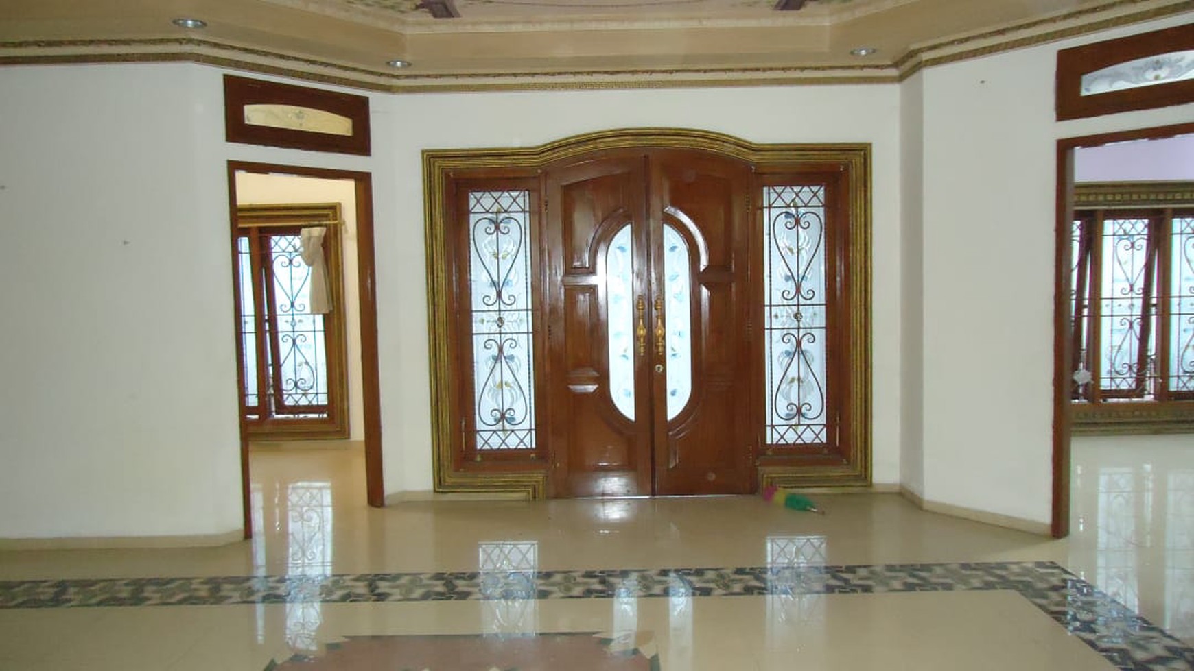 RUMAH MEWAH BERGAYA KLASIK JL. KADIROJO PURWOMARTANI, KALASAN, SLEMAN