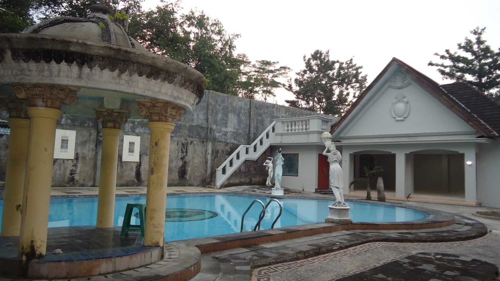 RUMAH MEWAH BERGAYA KLASIK JL. KADIROJO PURWOMARTANI, KALASAN, SLEMAN