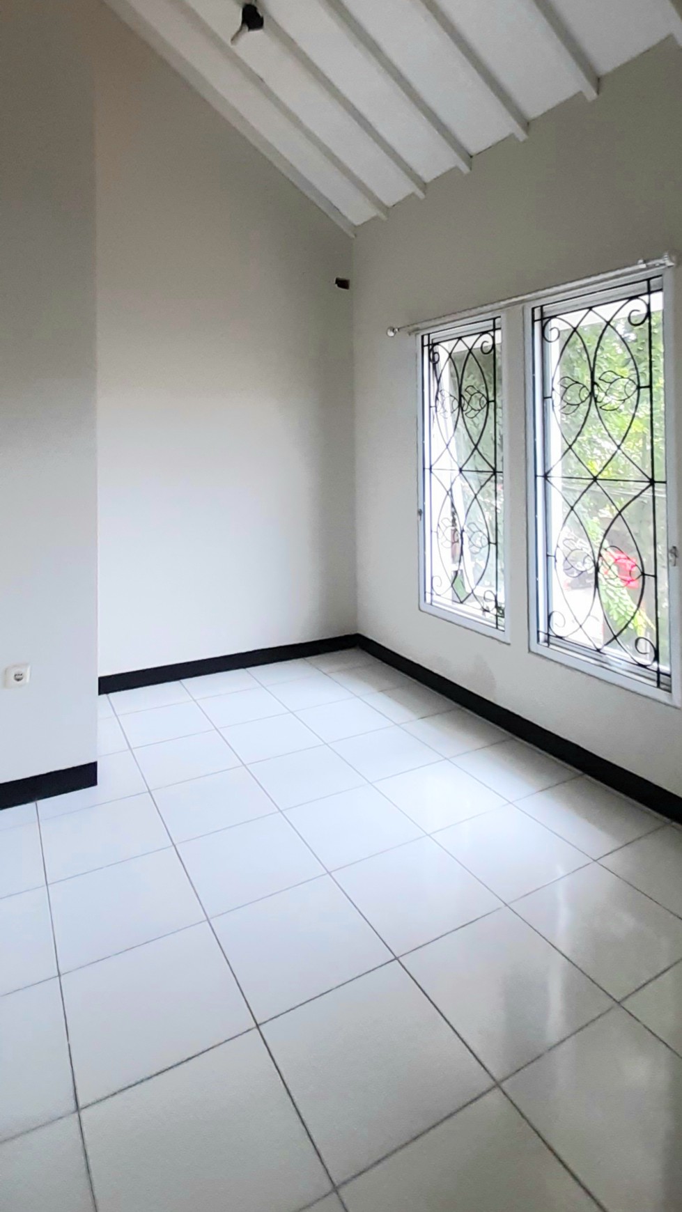 Rumah Minimalis Luas 135m Harga 70Jt/Thn nego di Kucica, Sektor IX, Bintaro Jaya