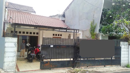 Dijual Rumah lama di Pinggir Jalan dekat Stasiun MRT, Cilandak Jakarta selatan. Cocok untuk kantor atau Kos2an