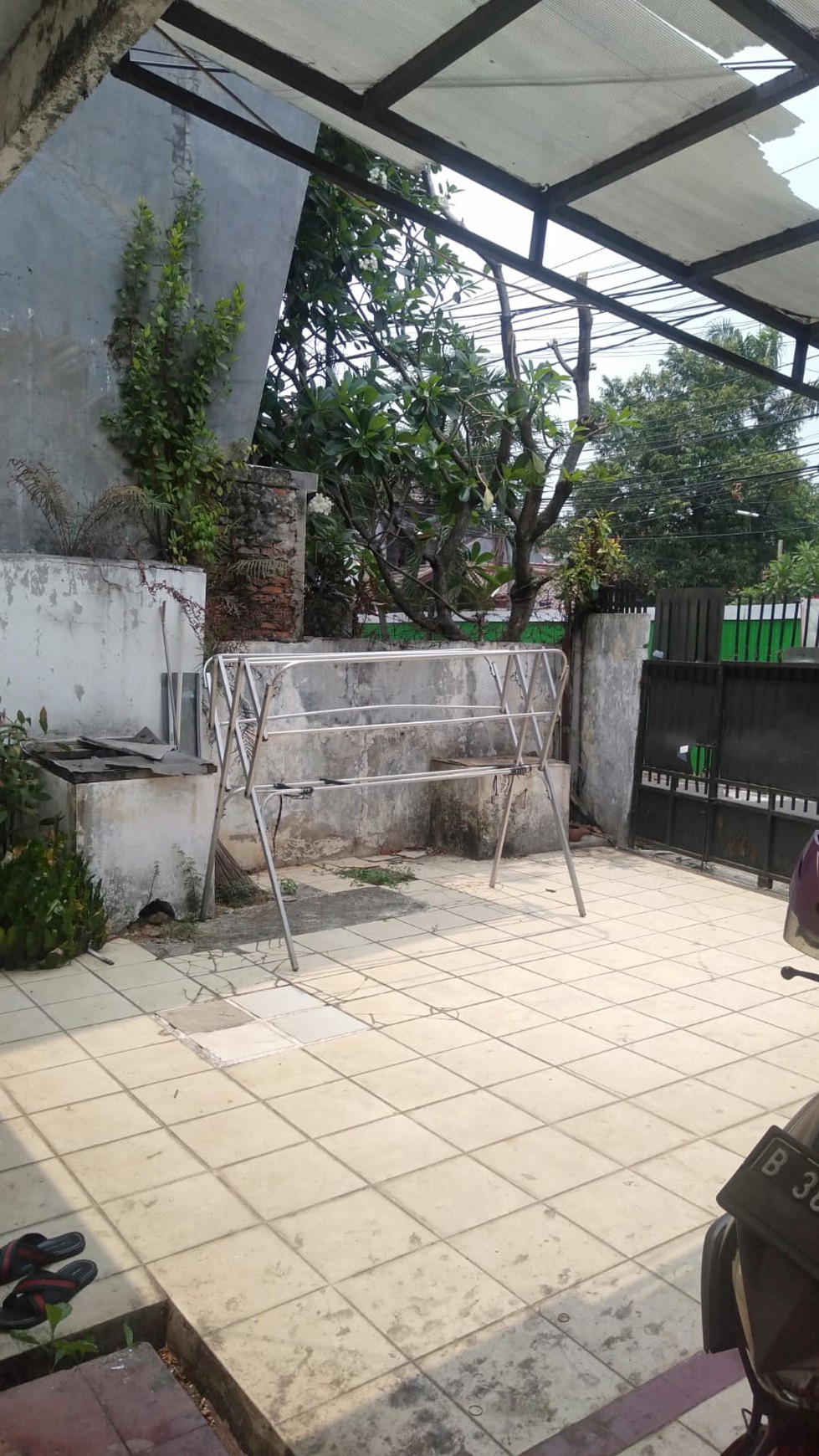 Dijual Rumah lama di Pinggir Jalan dekat Stasiun MRT, Cilandak Jakarta selatan. Cocok untuk kantor atau Kos2an