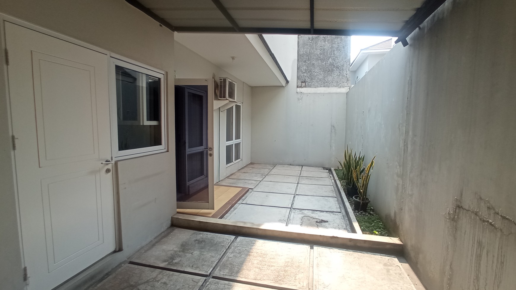 Rumah Depan Taman Kota Wisata Cibubur Raw Jalan Lebar