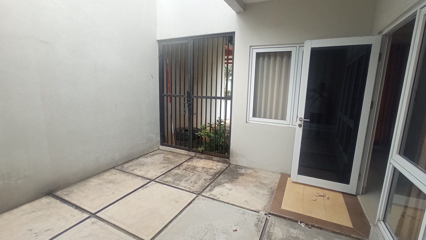 Rumah Depan Taman Kota Wisata Cibubur Raw Jalan Lebar