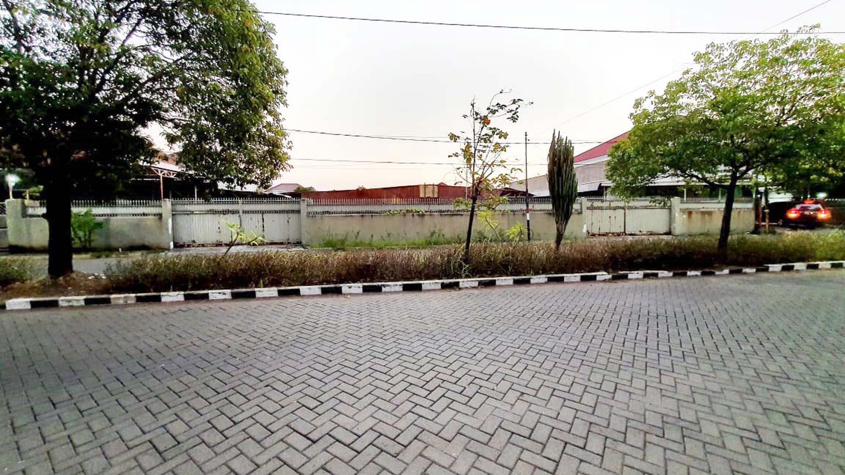 Tanah di Raya Klampis Anom Surabaya Timur, sudah pagar tembok keliling, Jalan Kembar