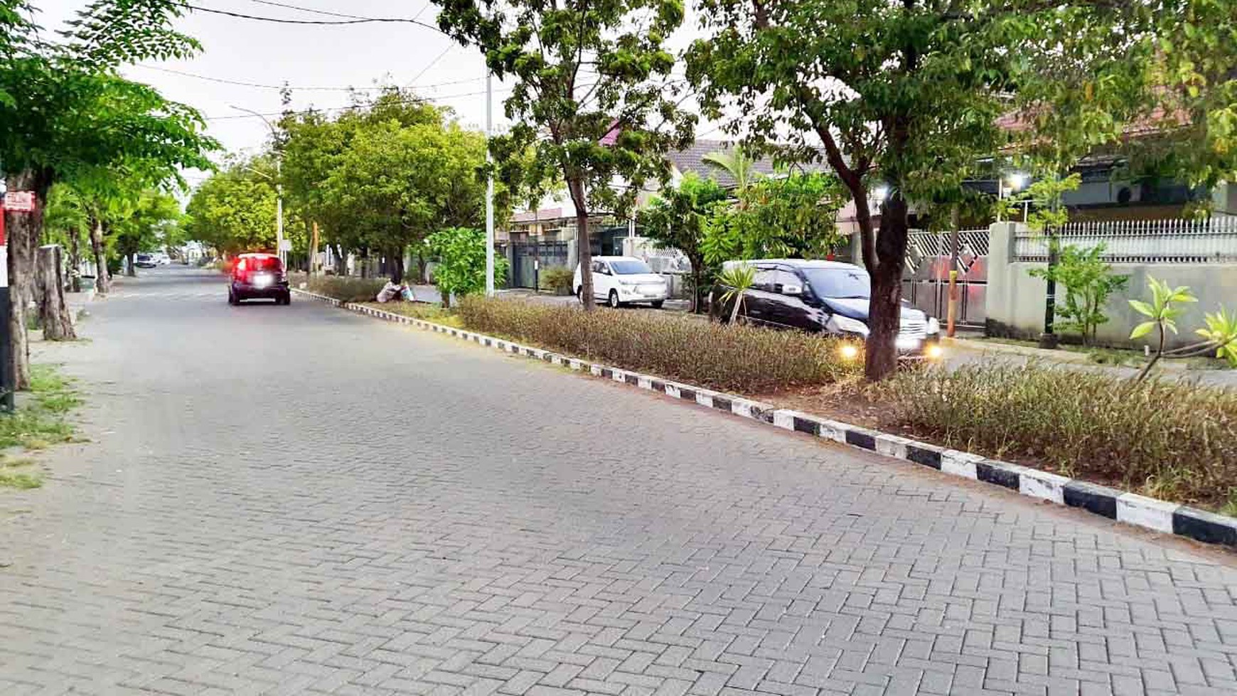 Tanah di Raya Klampis Anom Surabaya Timur, sudah pagar tembok keliling, Jalan Kembar