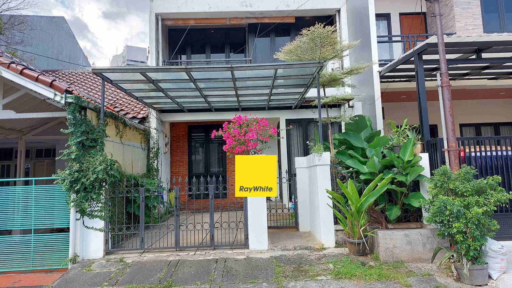 RUMAH DI TAMAN BONA INDAH, LEBAK BULUS, LOKASI TENANG, DEKAT TOL JORR