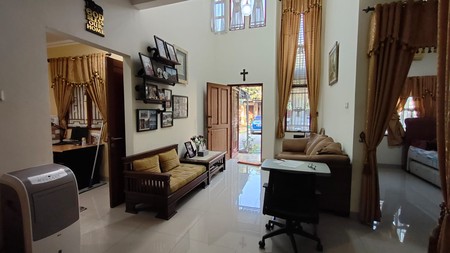 Sewa Rumah di Grand Wisata Full Furnished lokasinya nyaman dan aman.