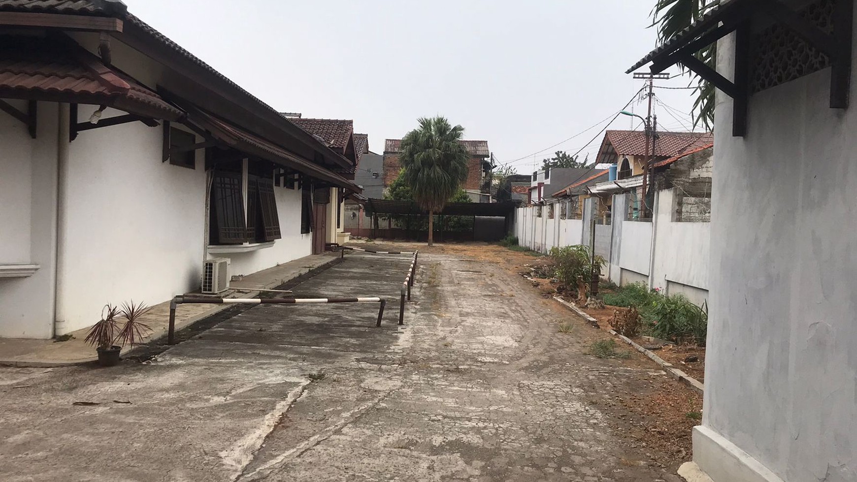 Dijual Tanah dan Bangunan dekat pintu 2 taman mini indonesia Indah lubang buaya jakarta Timur