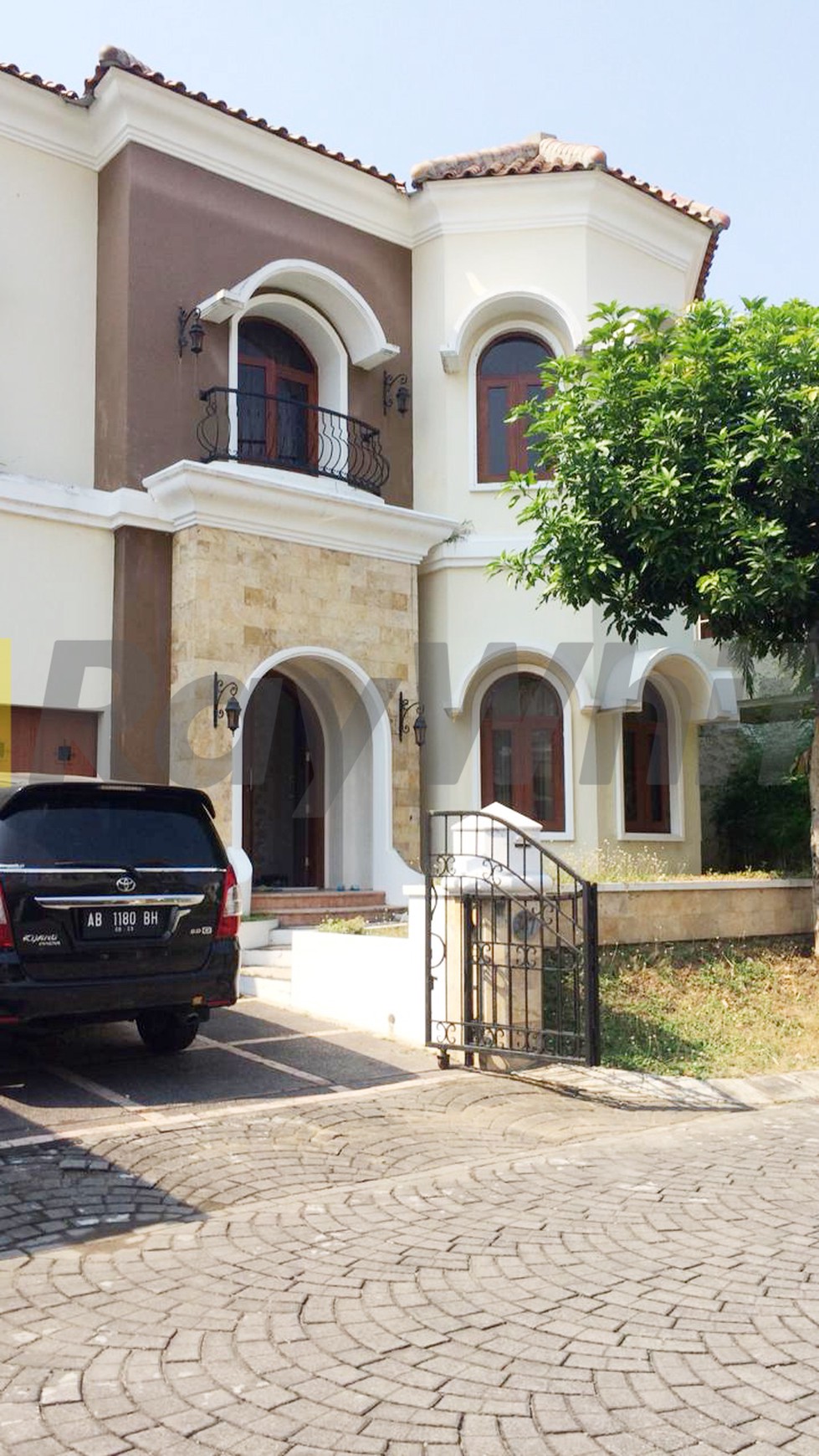 RUMAH MEWAH DALAM PERUMAHAN CASAGRANDE COCOK UNTUK KELUARGA