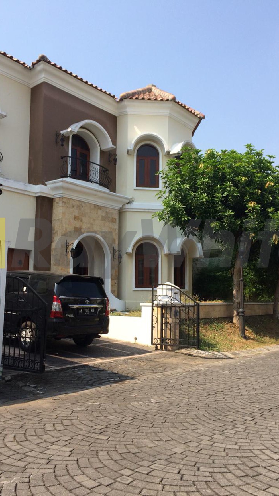 RUMAH MEWAH DALAM PERUMAHAN CASAGRANDE COCOK UNTUK KELUARGA