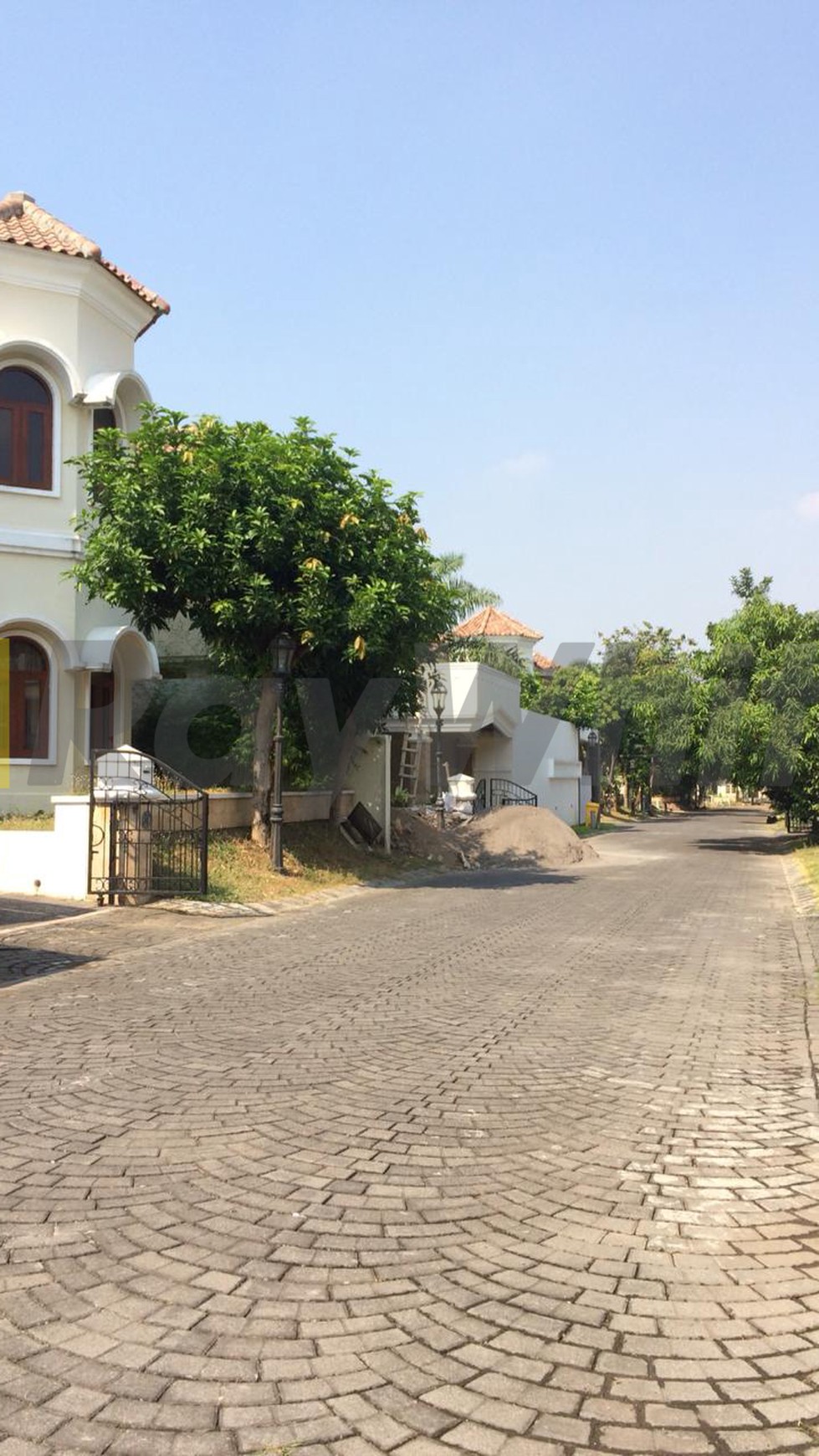 RUMAH MEWAH DALAM PERUMAHAN CASAGRANDE COCOK UNTUK KELUARGA