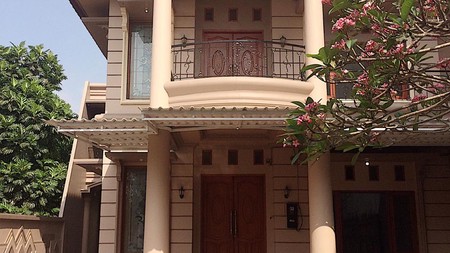 RUMAH BERGAYA KLASIK, DENGAN BANGUNAN MEGAH, KALASAN