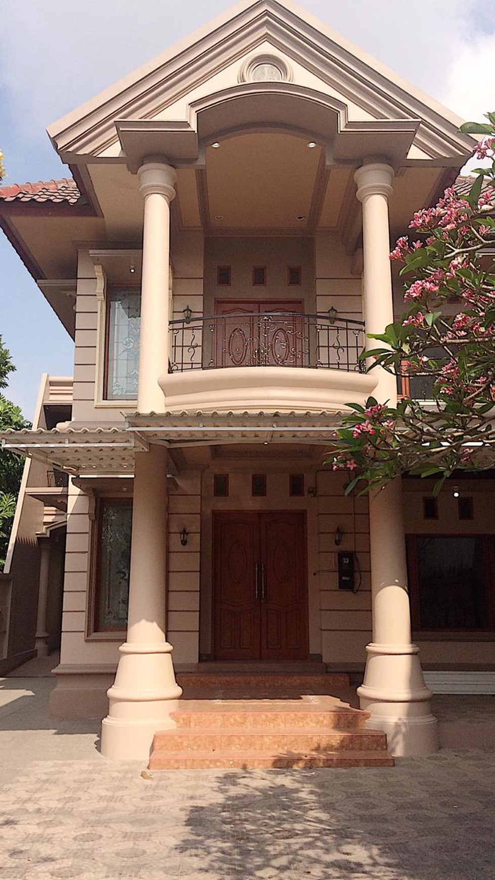 RUMAH BERGAYA KLASIK, DENGAN BANGUNAN MEGAH, KALASAN