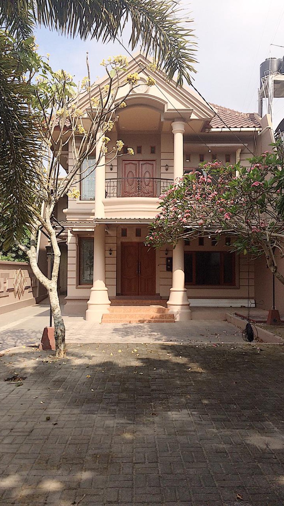 RUMAH BERGAYA KLASIK, DENGAN BANGUNAN MEGAH, KALASAN